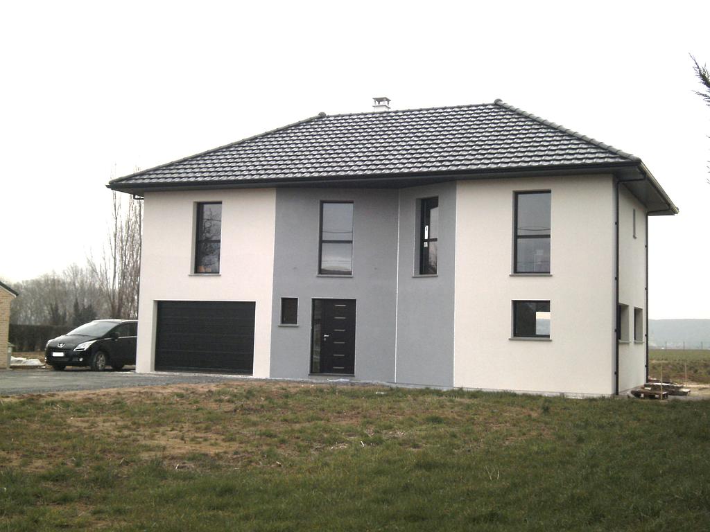 Nouvelle vue sur la maison neuve sur deux niveaux et en deux teintes