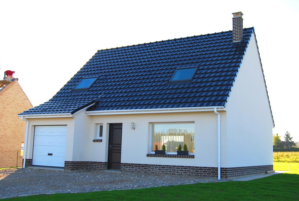 Petite maison individuelle avec façade en crépis blanc et équipée d'une cheminée ou d'un poêle
