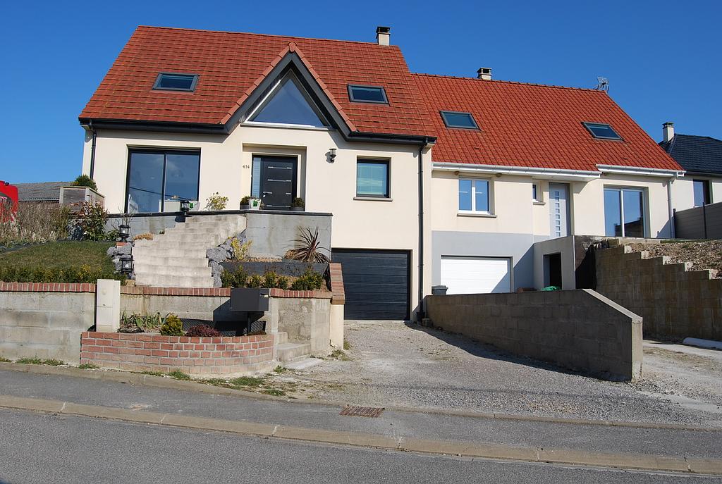 Maisons neuves mitoyennes par le garage surélevée par raport au niveau de la route