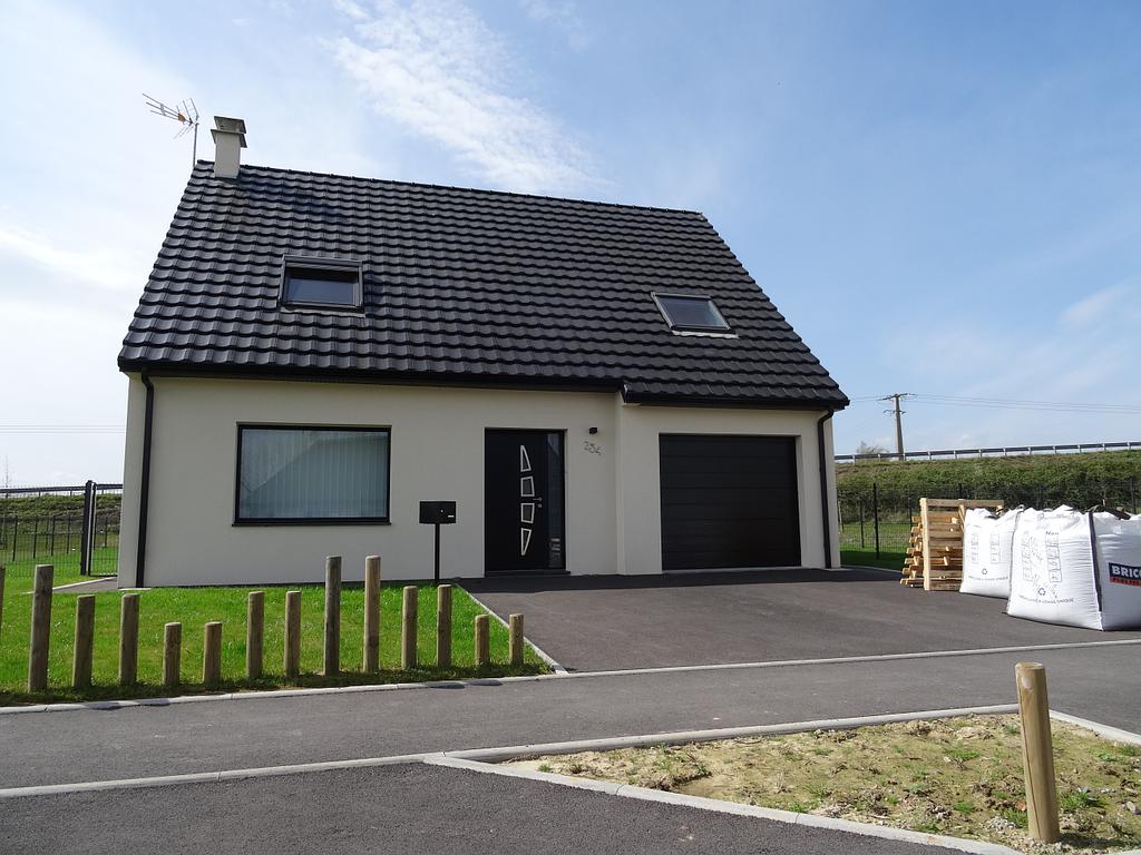 Maison neuve et moderne dont la construction et l'aménagement du terrain viennent de se terminer