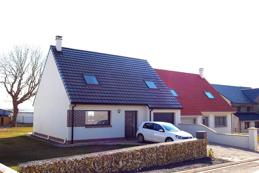 Maison individuelle neuve en brique et crépis, équipée de deux fenêtres Velux