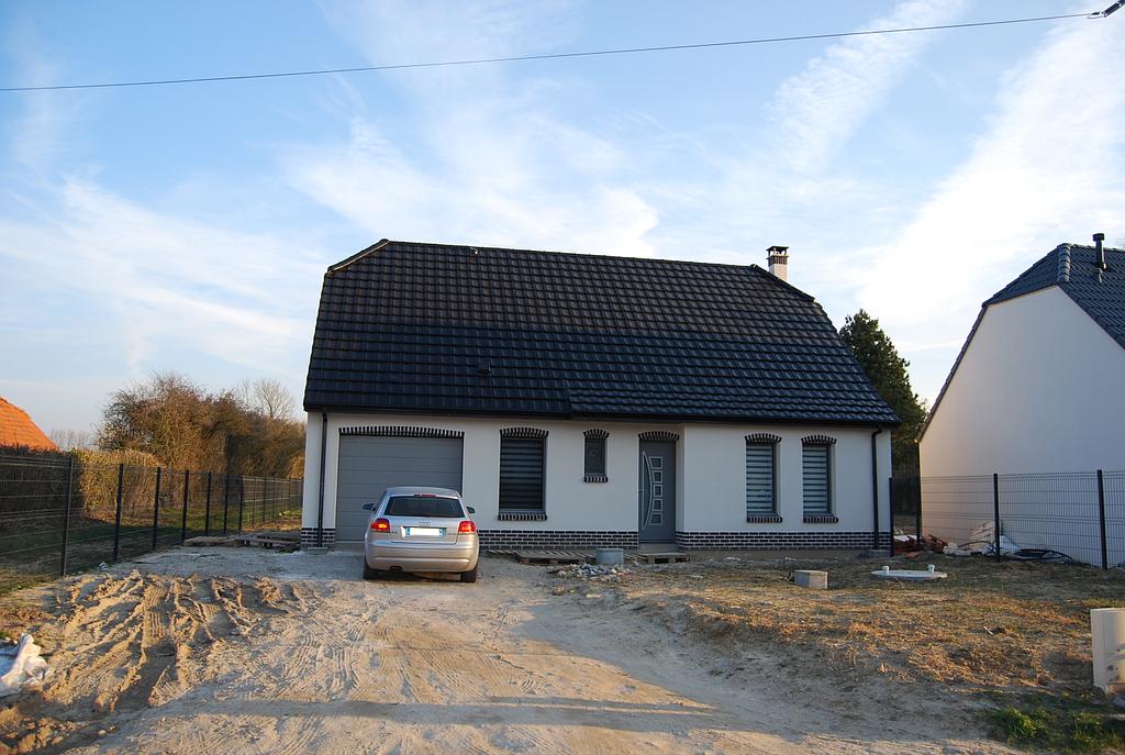 Maison individuelle nouvellement construite dont les terrains avant et arrière sont en cours d'aménagement