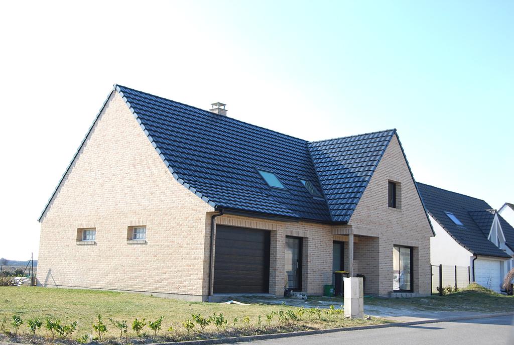 Maison individuelle en briques claires et menuiseries extérieures en aluminium noir