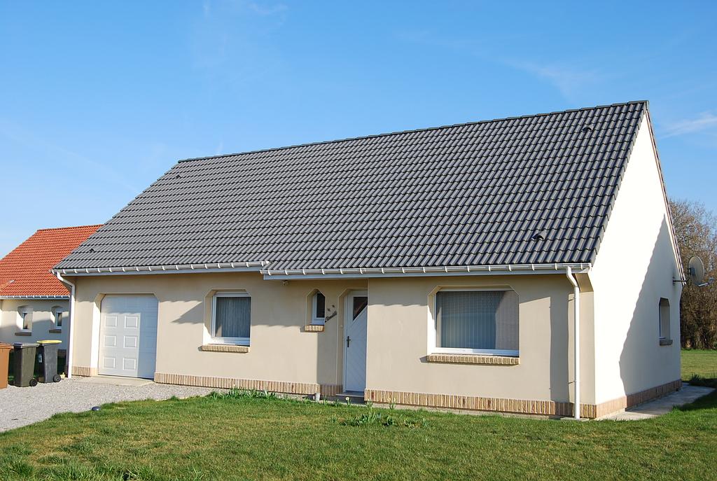 Maison individuelle classique en crépis et briques