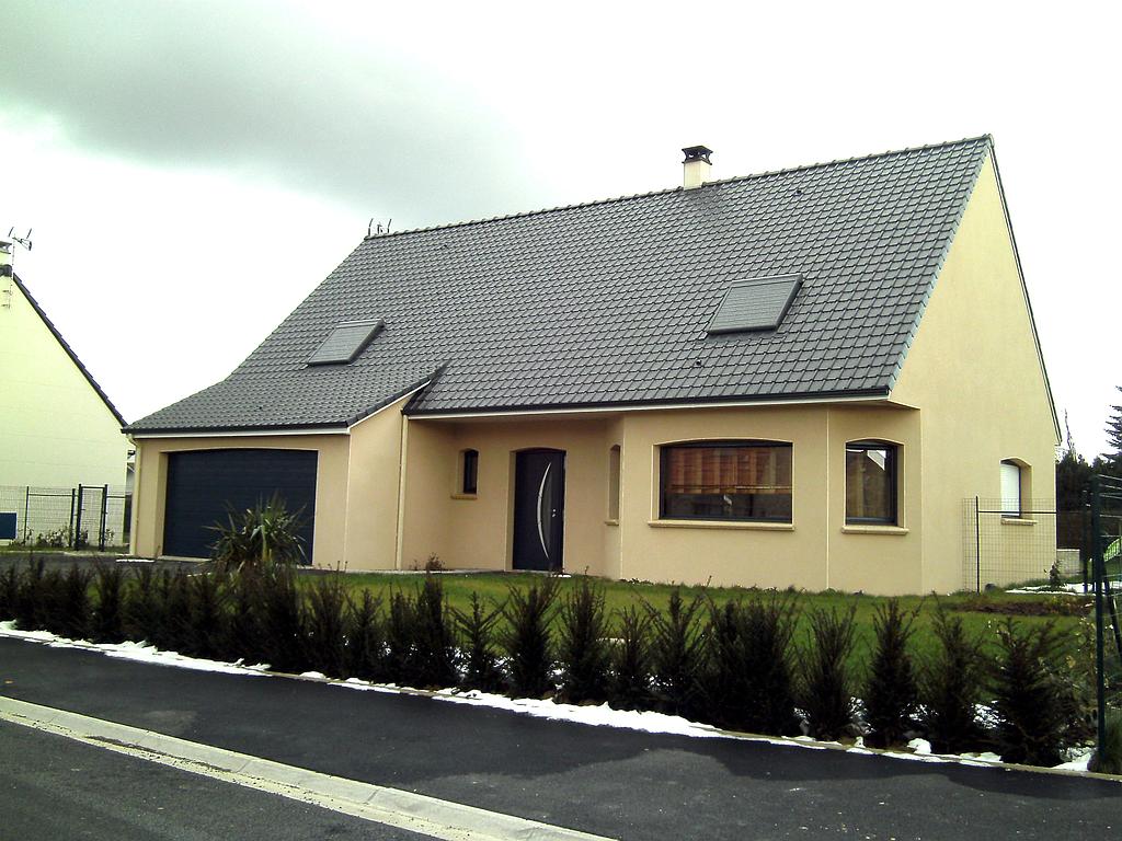 Maison neuve au crépis beige et aux menuiseries extérieures en aluminium de couleur noire