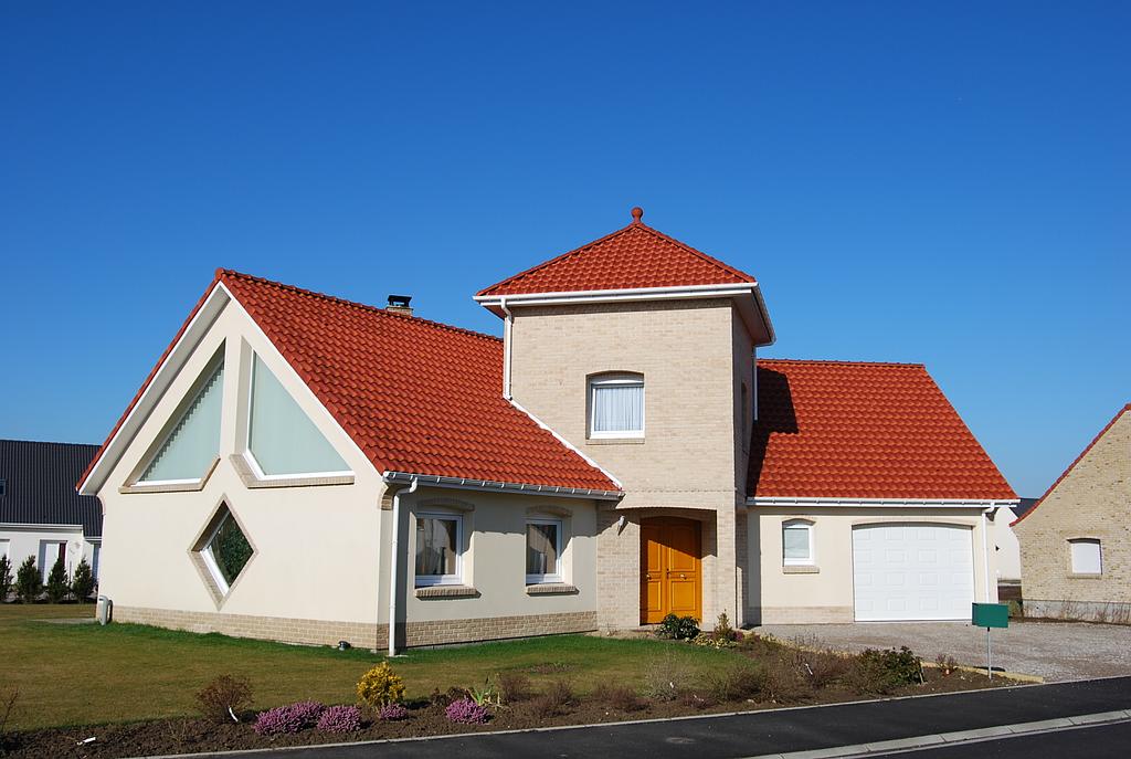 Maison individuelle originale en angle avec porte d'entrée double en bois brut et fenêtres blanches en PVC