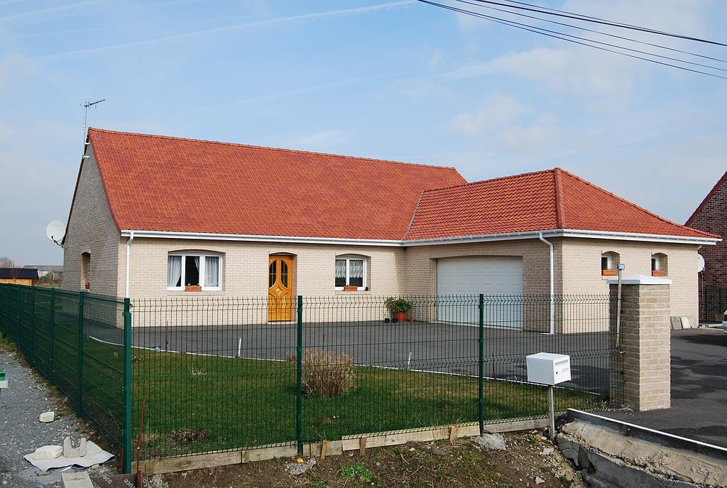 Maison individuelle avec garage en L par rapport à la maison