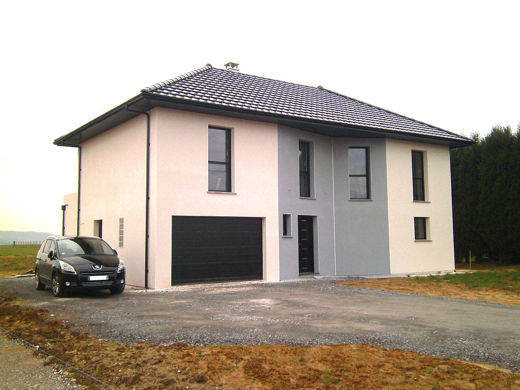 Maison neuve sur deux niveaux et en deux teintes