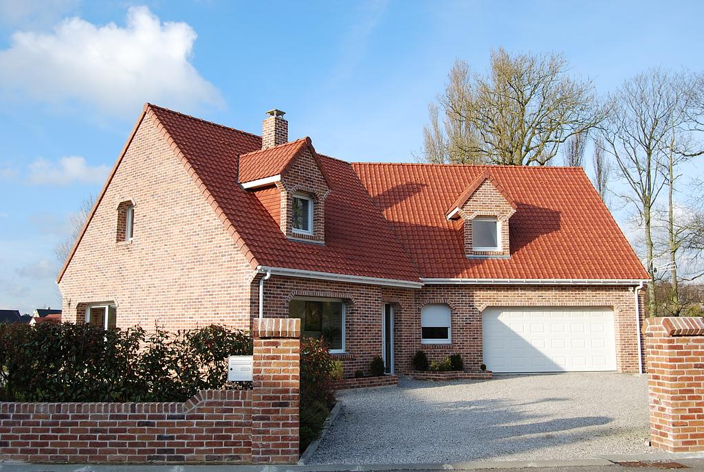 Maison individuelle d'angle en briques rouges