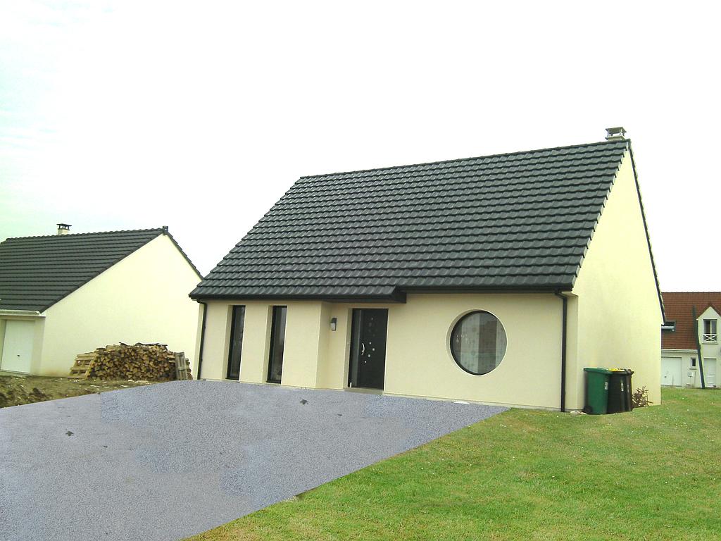 Maison neuve aux menuiseries et toit noirs dont l'une des fenêtres est ronde