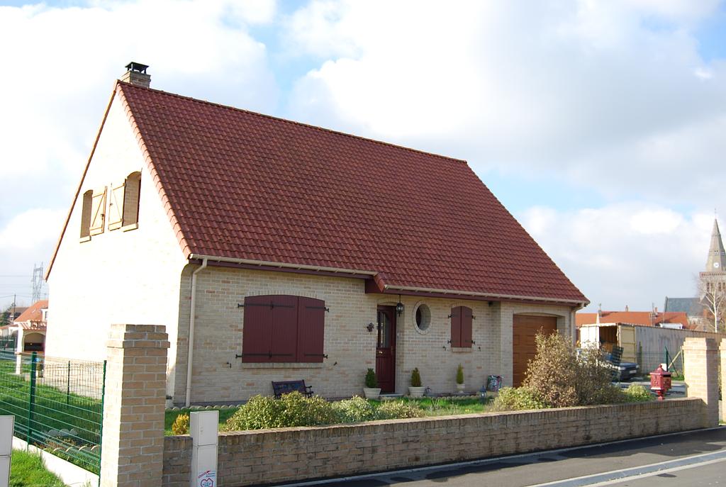 Maison individuelle dont les tuiles et les menuiseries extérieures sont assorties en termes de coloris