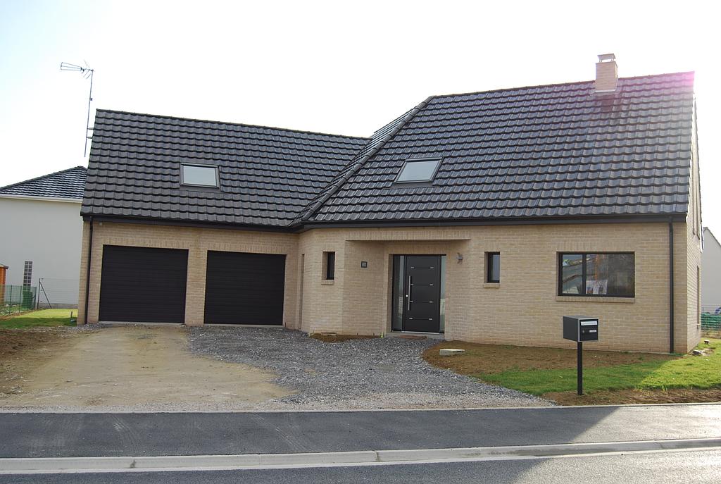 Maison individuelle en anglais avec menuiseries extérieures en aluminium noir assorties aux tuiles