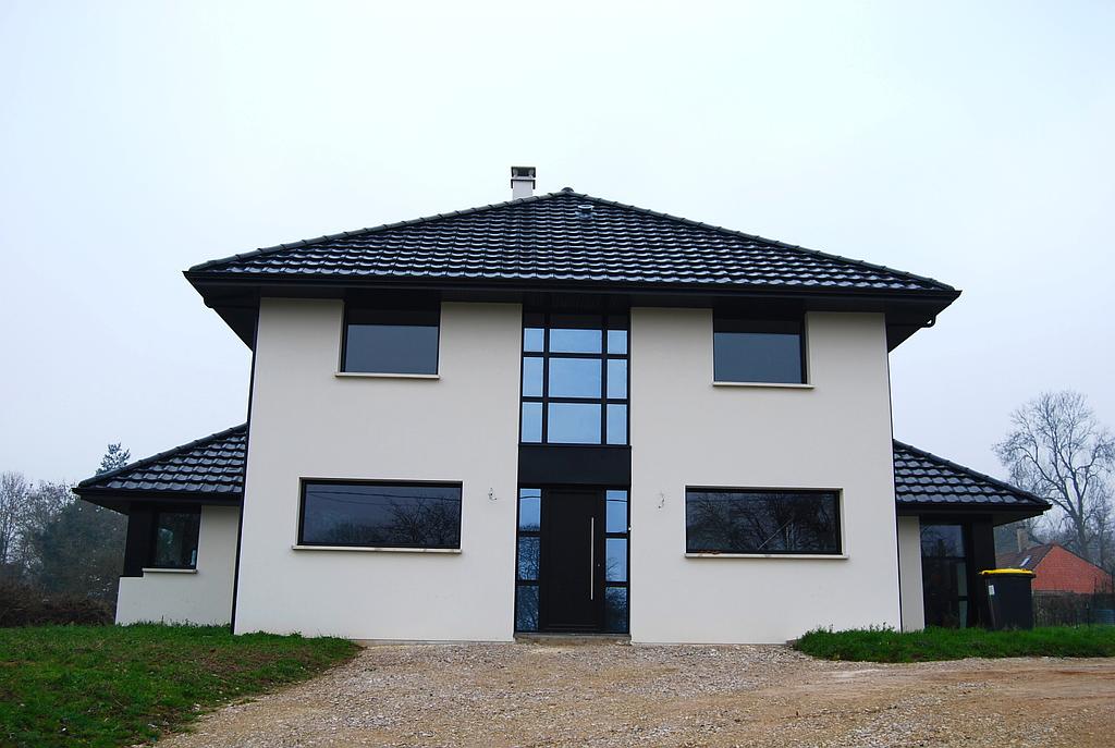 Maison individuelle design et grandement vitrée sur deux niveaux