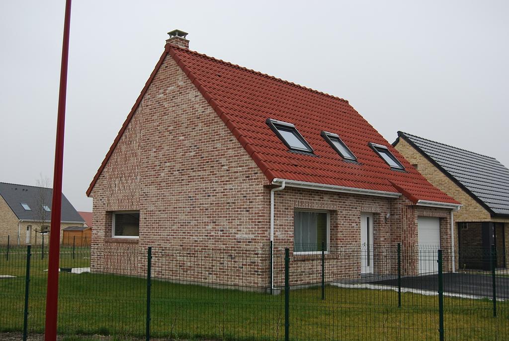 Maison individuelle neuve en briques et tuiles rouges