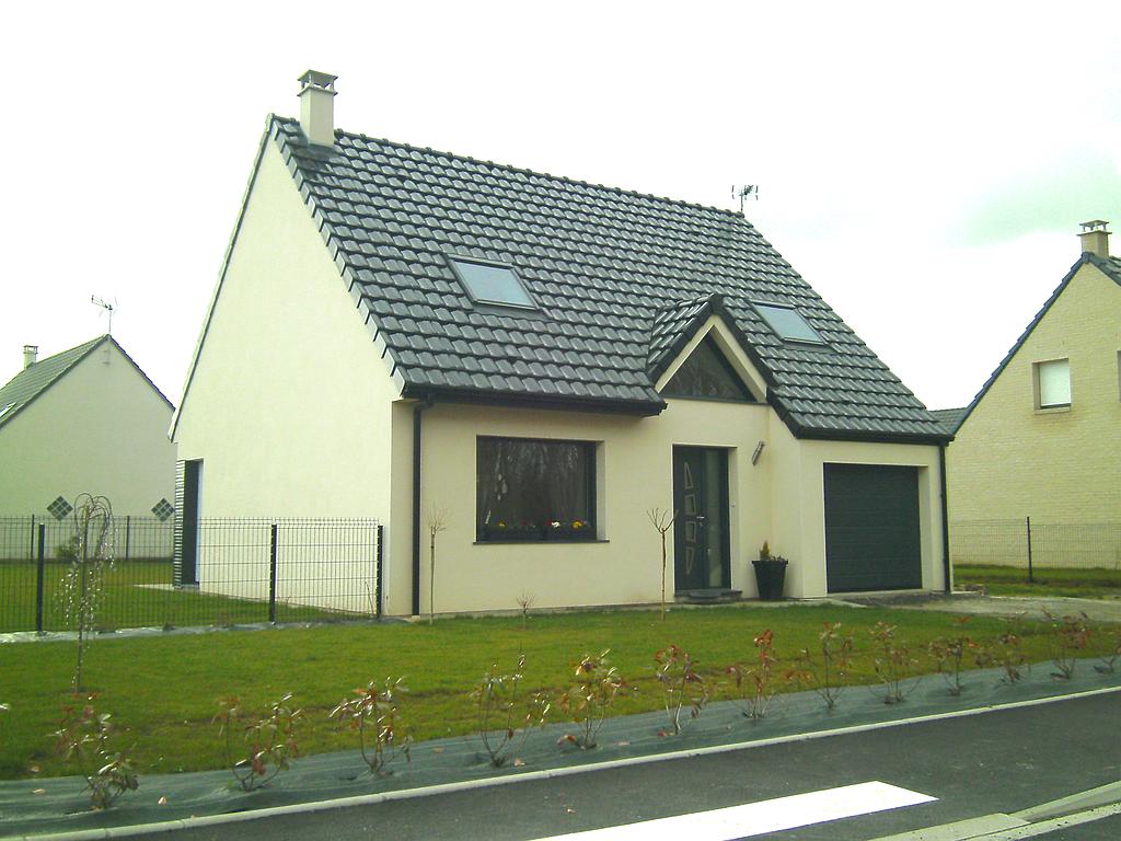 Maison neuve dont le terrain avant est nouvellement arboré