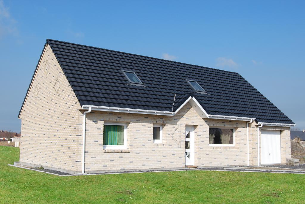 Maison en brique blanche et menuiseries PVC