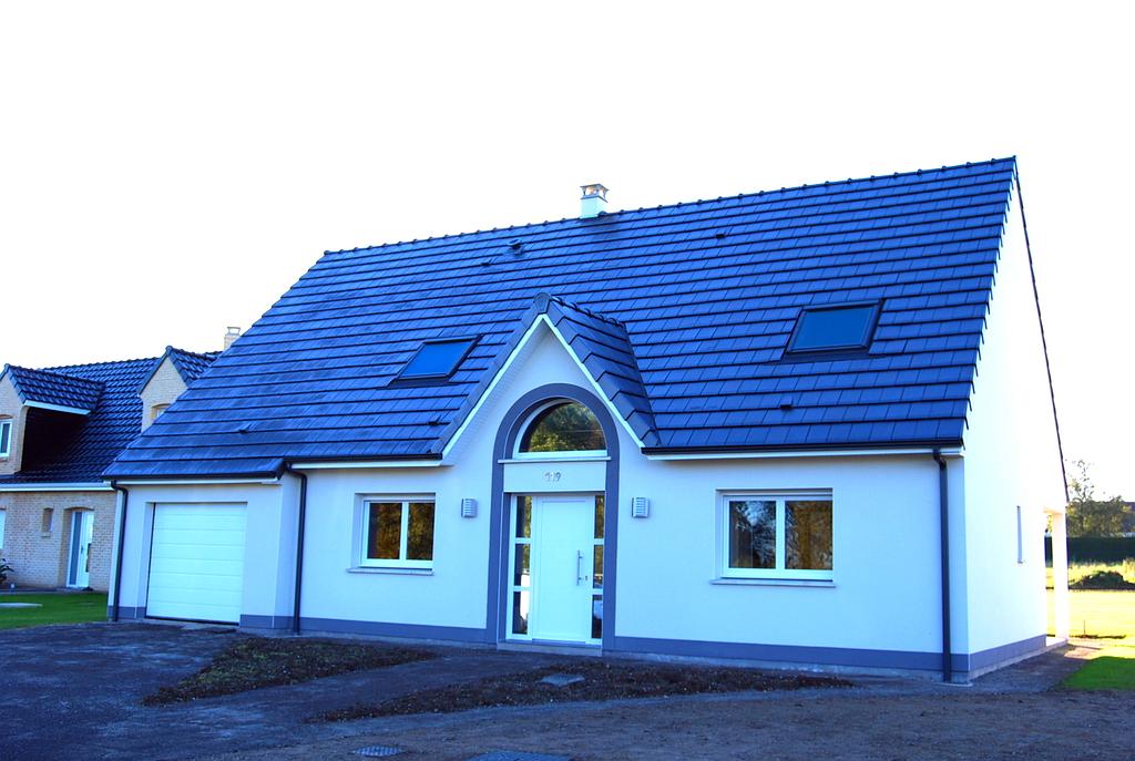Maison individuelle prise de façade, donnant une lumière bleutée à la photo