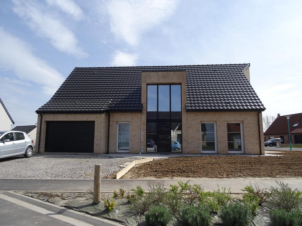 Maison individuelle neuve de plain-pied dont le terrain avant n'est pas encore devenu un espace vert