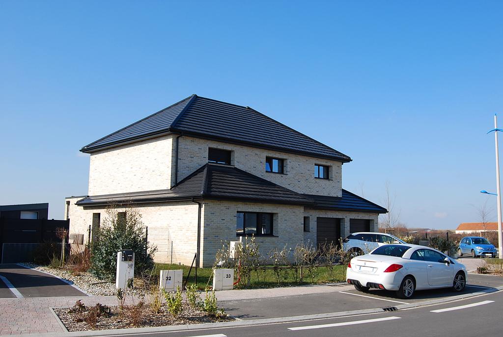 Nouvelle angle de vue sur la maison en briques claires sur deux niveaux