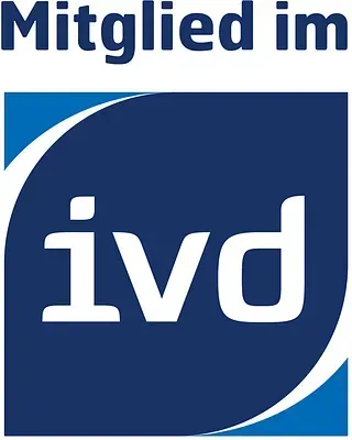 „Mitglied im“ über einem blauen Quadrat mit „ivd“ in Weiß, einem Mitgliedslogo.