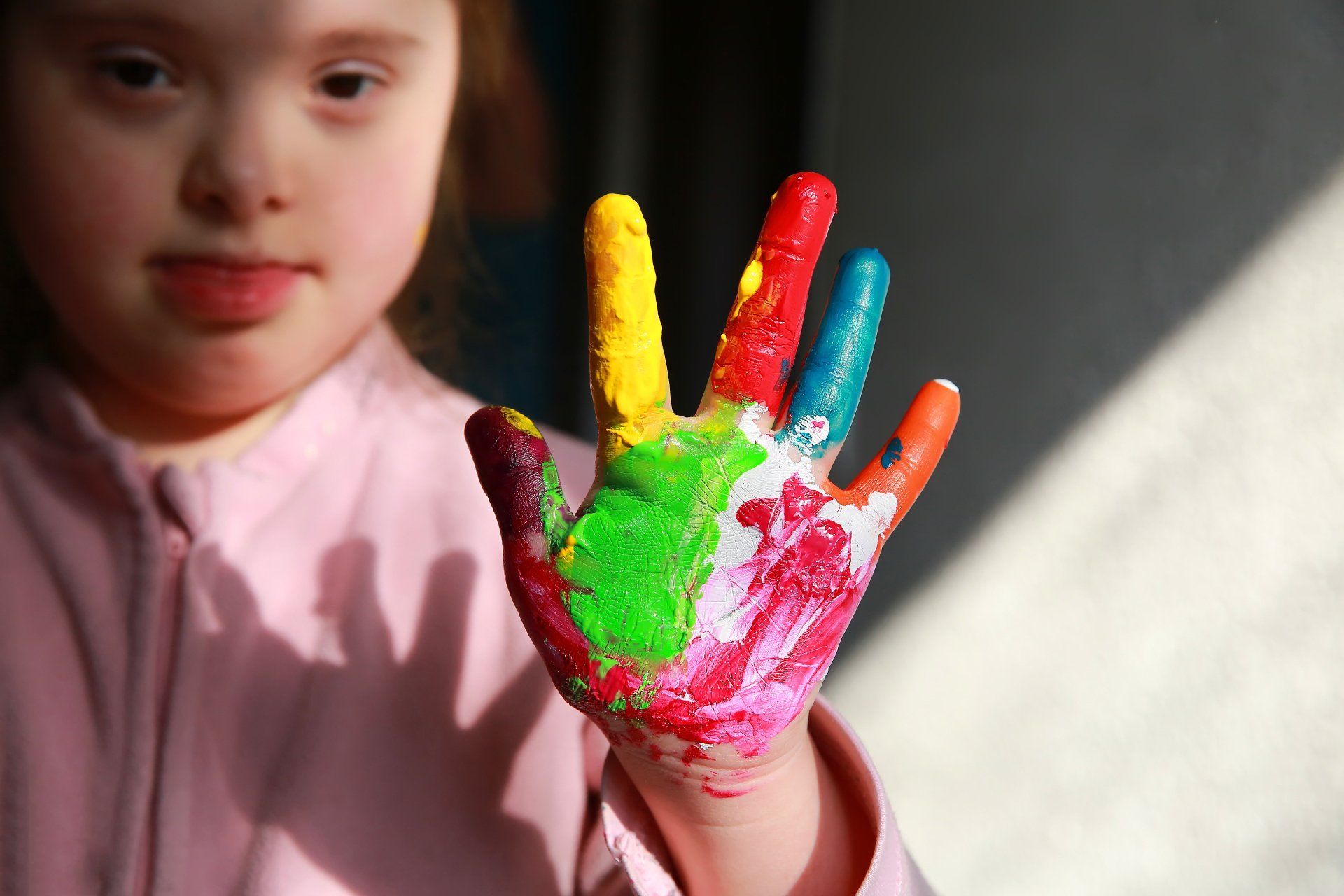 Enfant avec main colorée