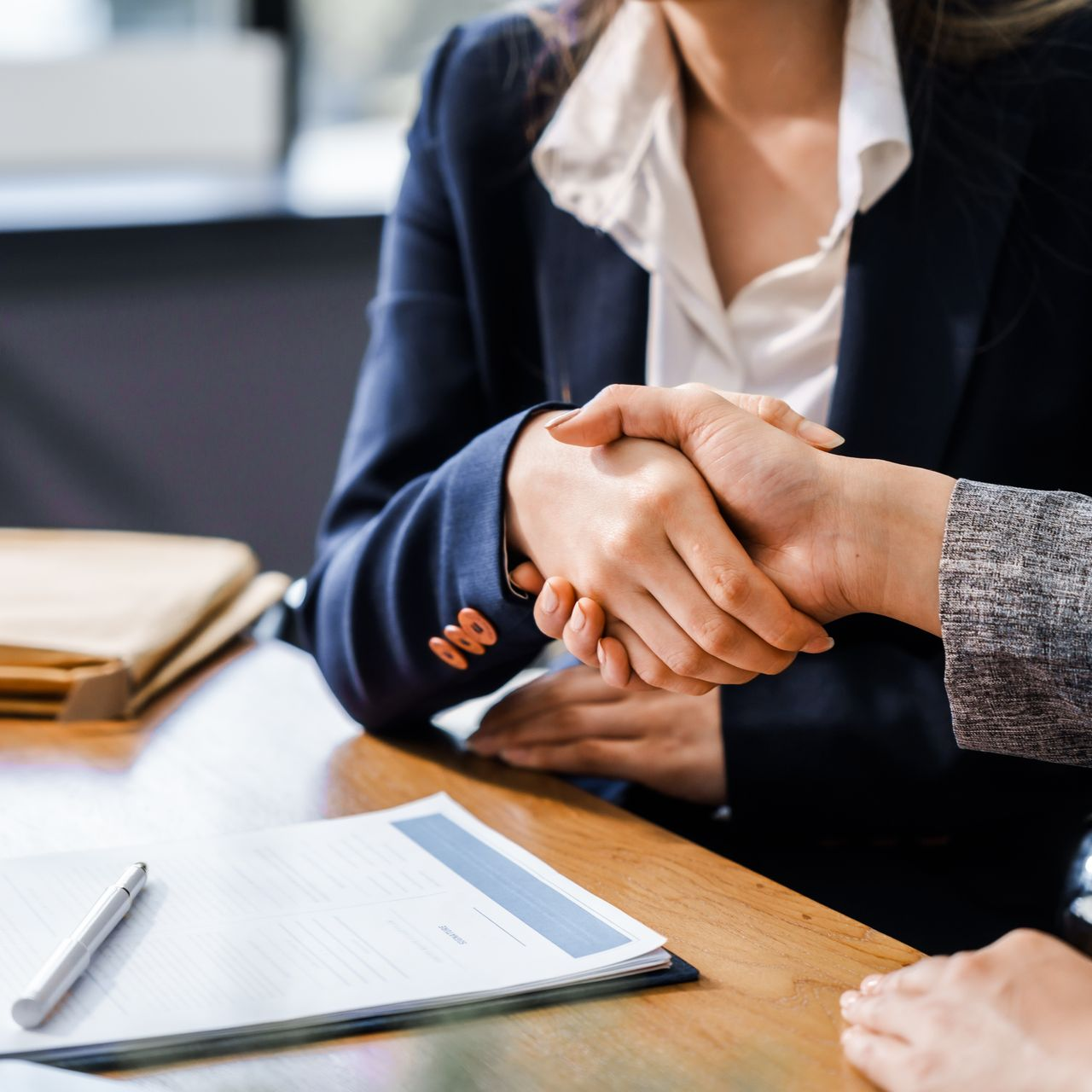 Une poignée de main devant un bureau