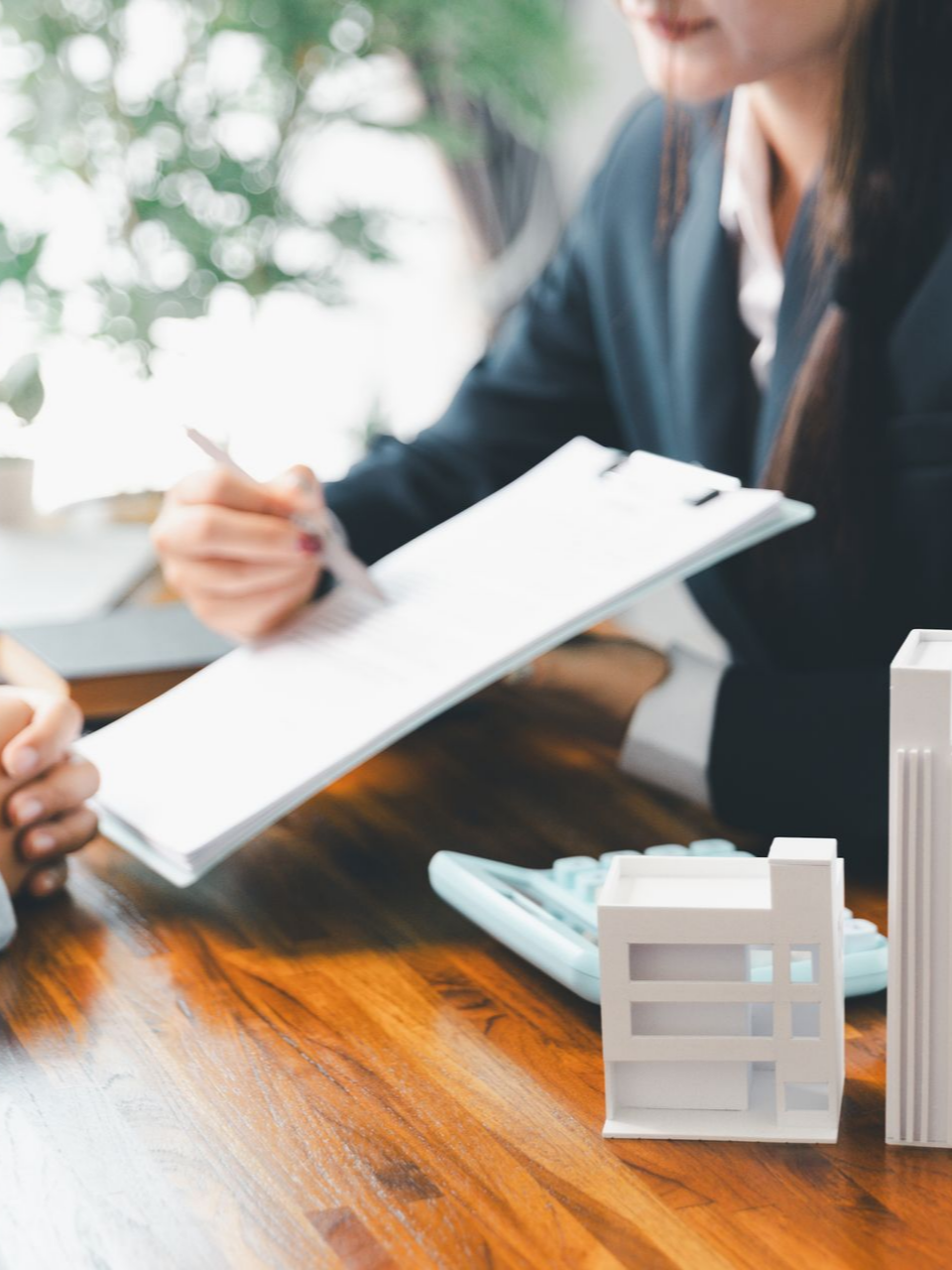 Les agents immobiliers examinent les documents avec un client 