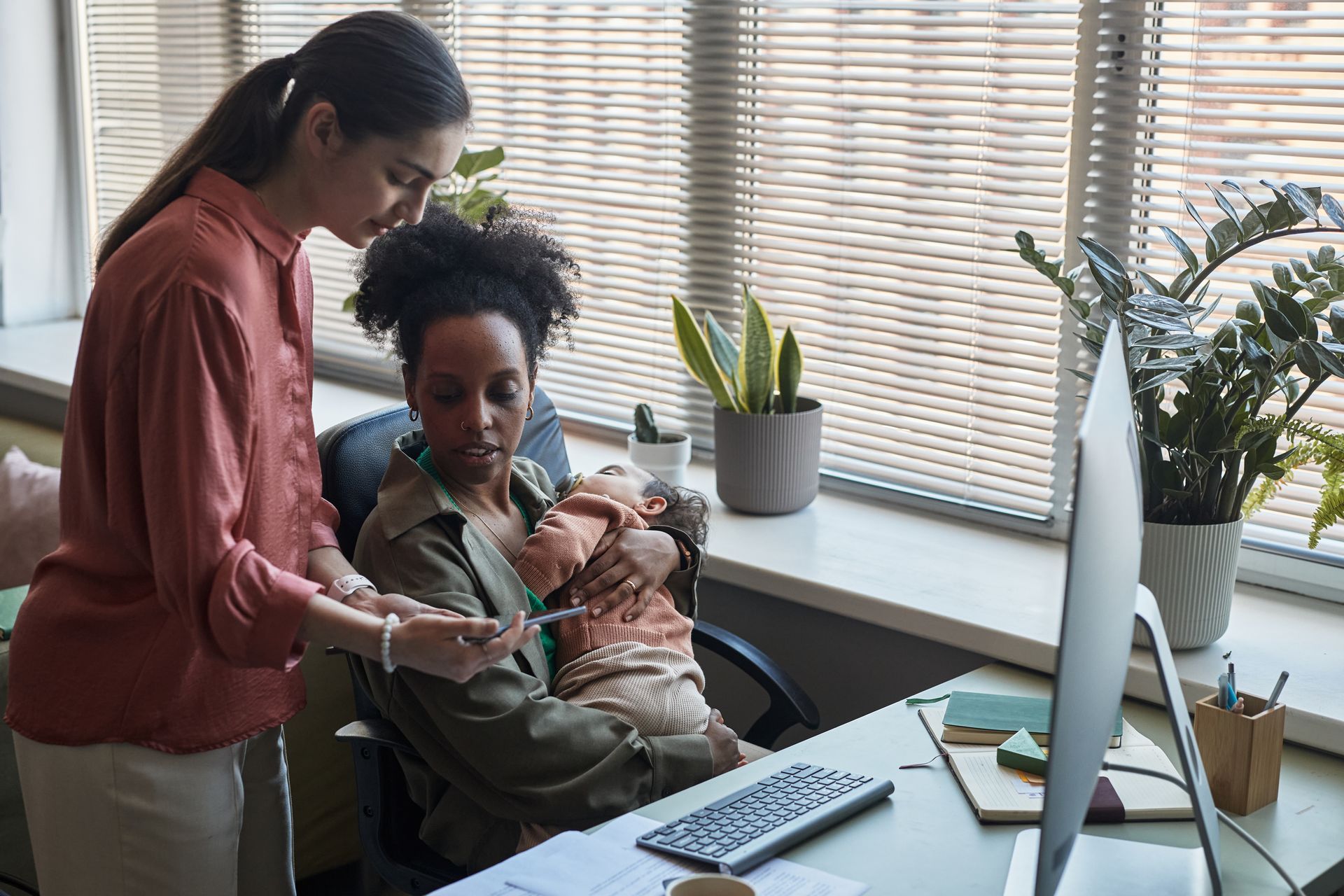Deux femmes et un bébé à un bureau