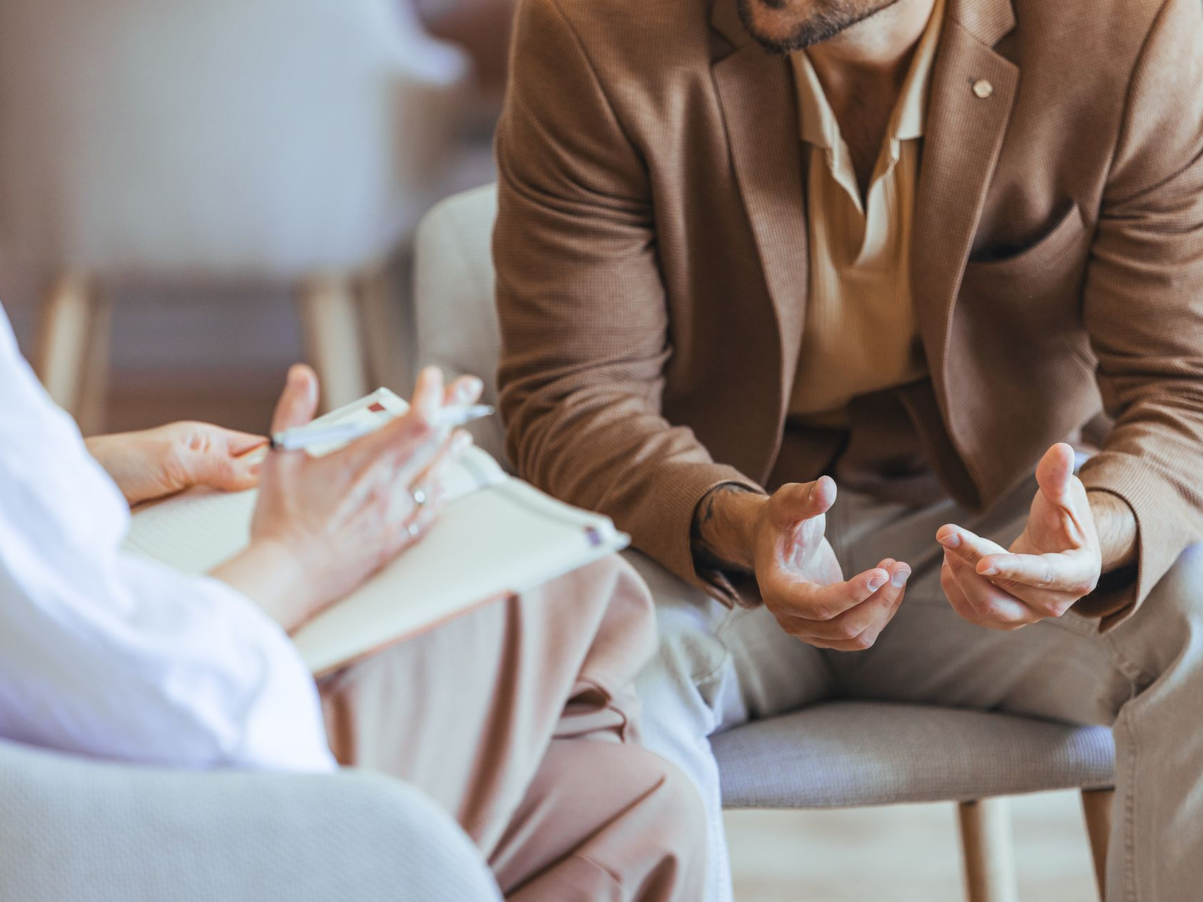 Une femme discute avec un homme