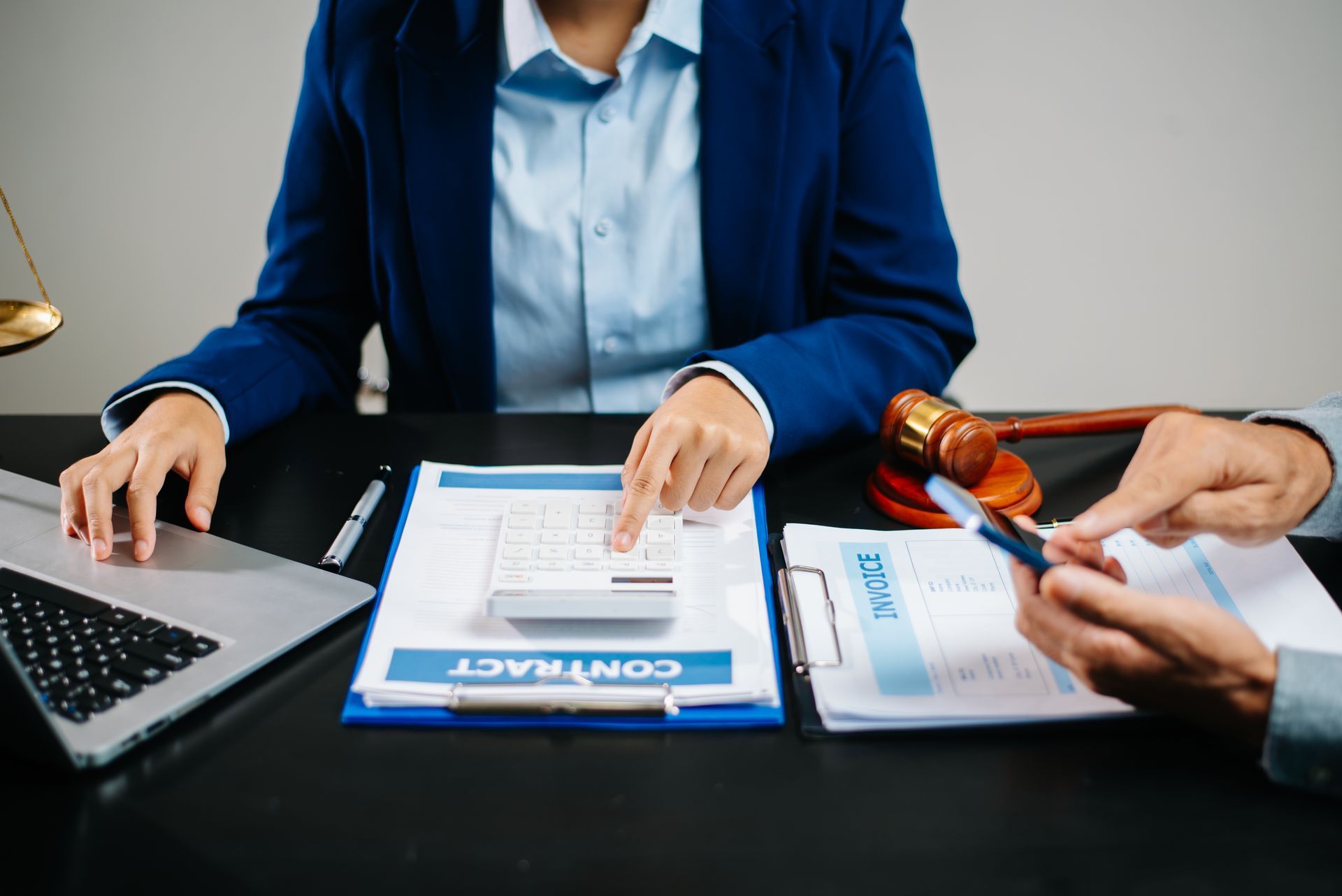 Deux personnes regardent des documents sur une table