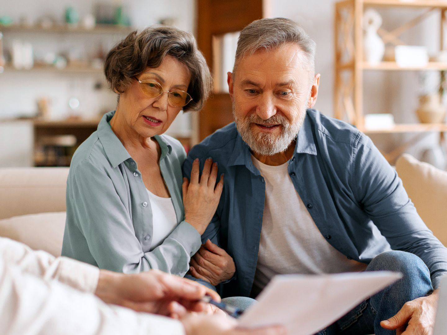 Un couple regarde un document 