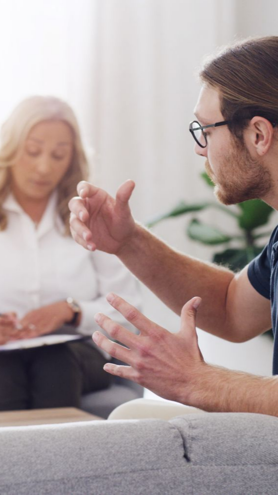 Une femme prend des notes sur un document et un homme parle