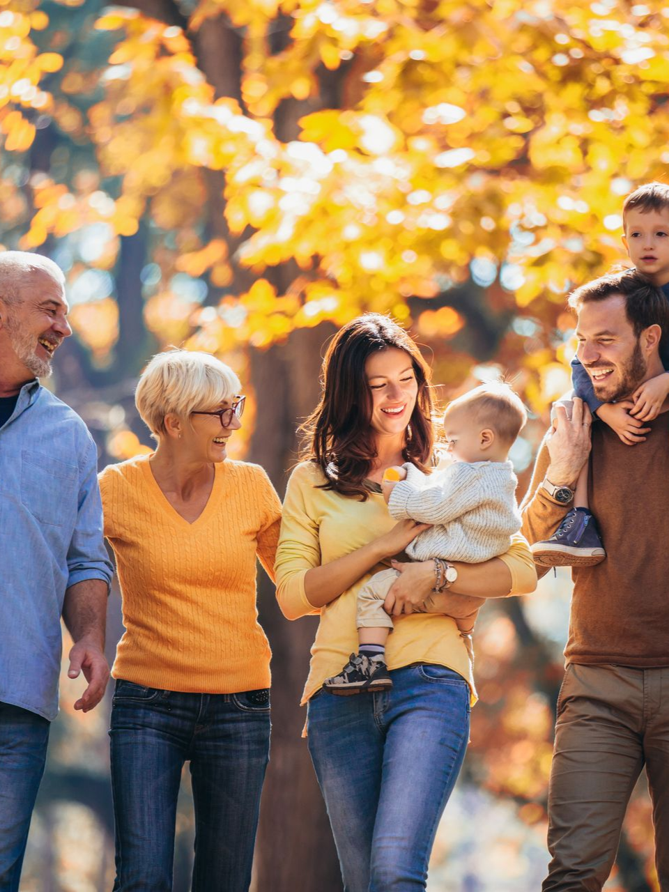 Famille de six personnes marchant dans un parc 