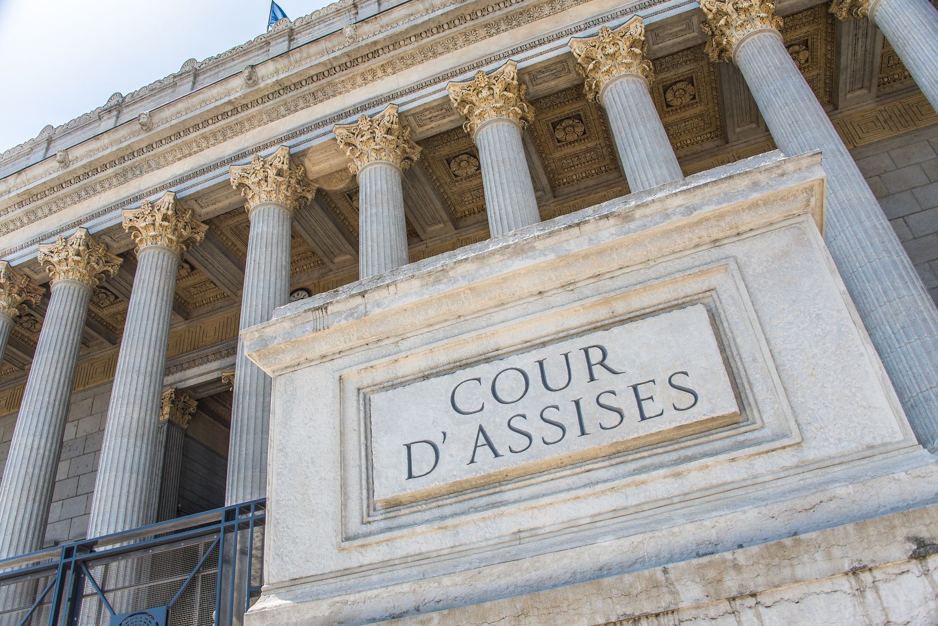 La devanture d'une cour d'assises