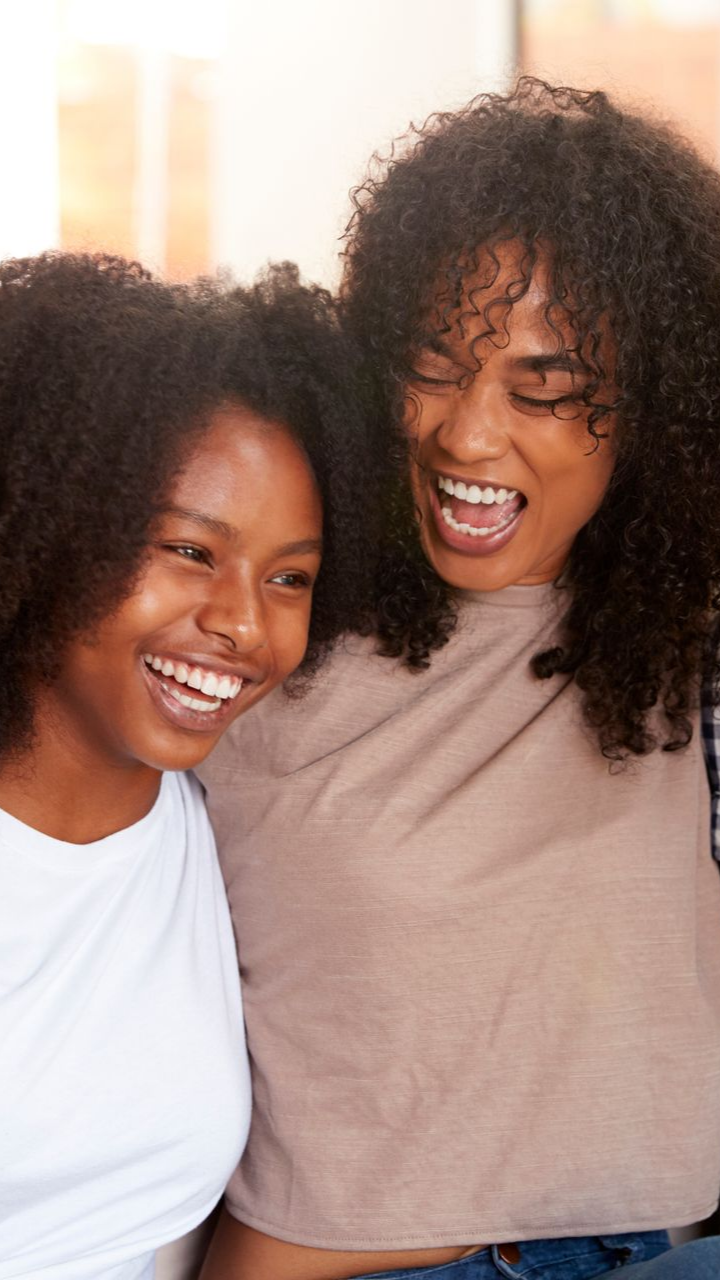 Deux sœurs rigolent