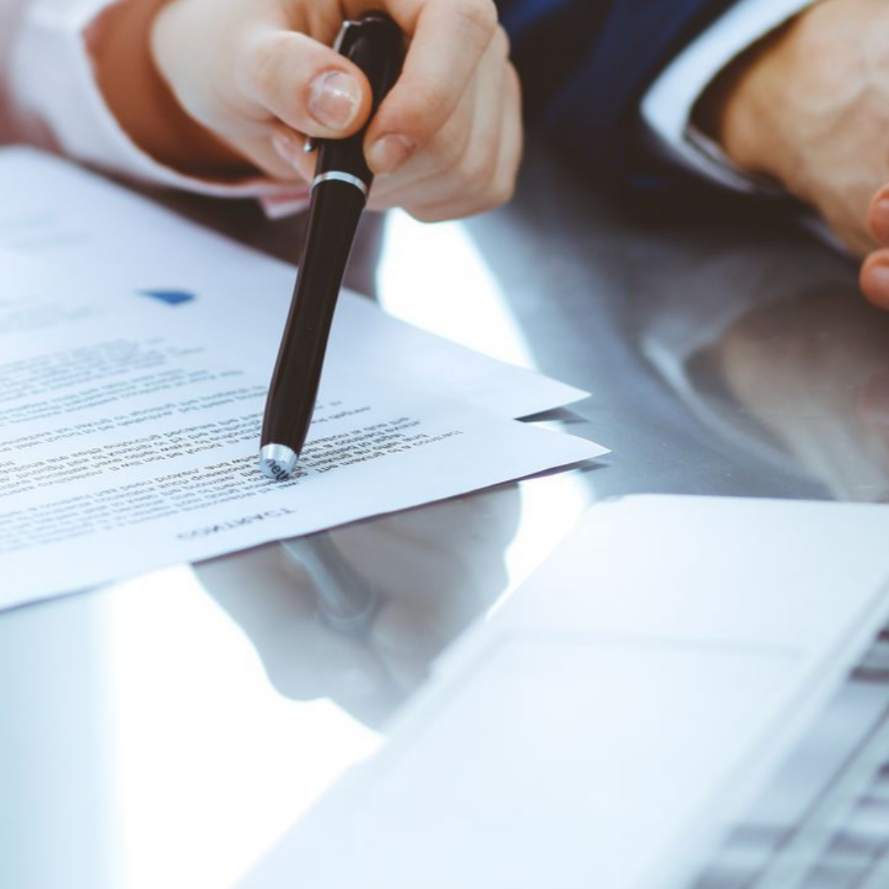 Une femme montre un document avec un stylo