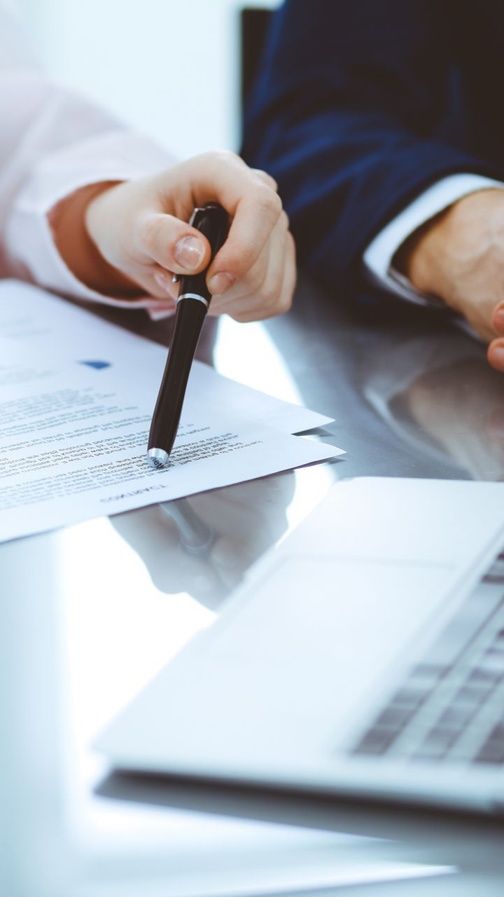 Deux personnes regardent un document