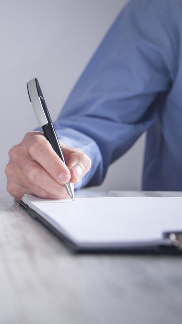 Une personne signe un document