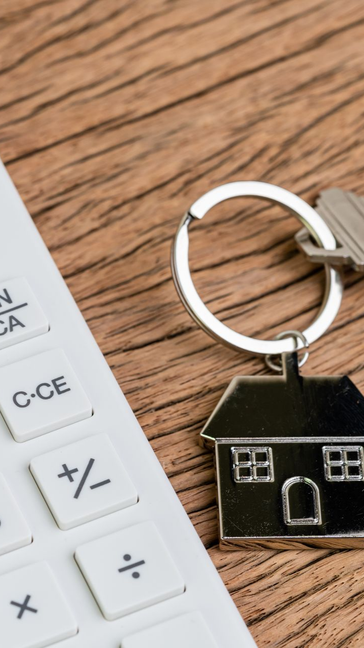 Une calculatrice et un porte clé maison