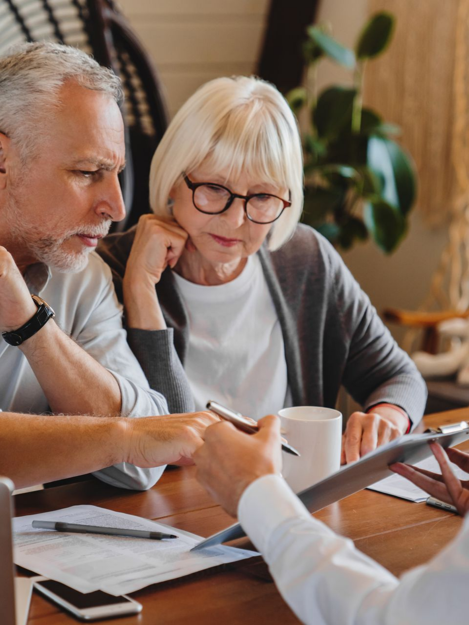 Un homme avec un bras blessé discute avec un autre homme