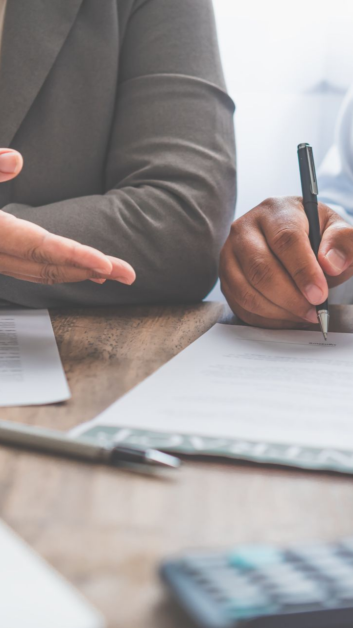 Deux hommes complètent un document