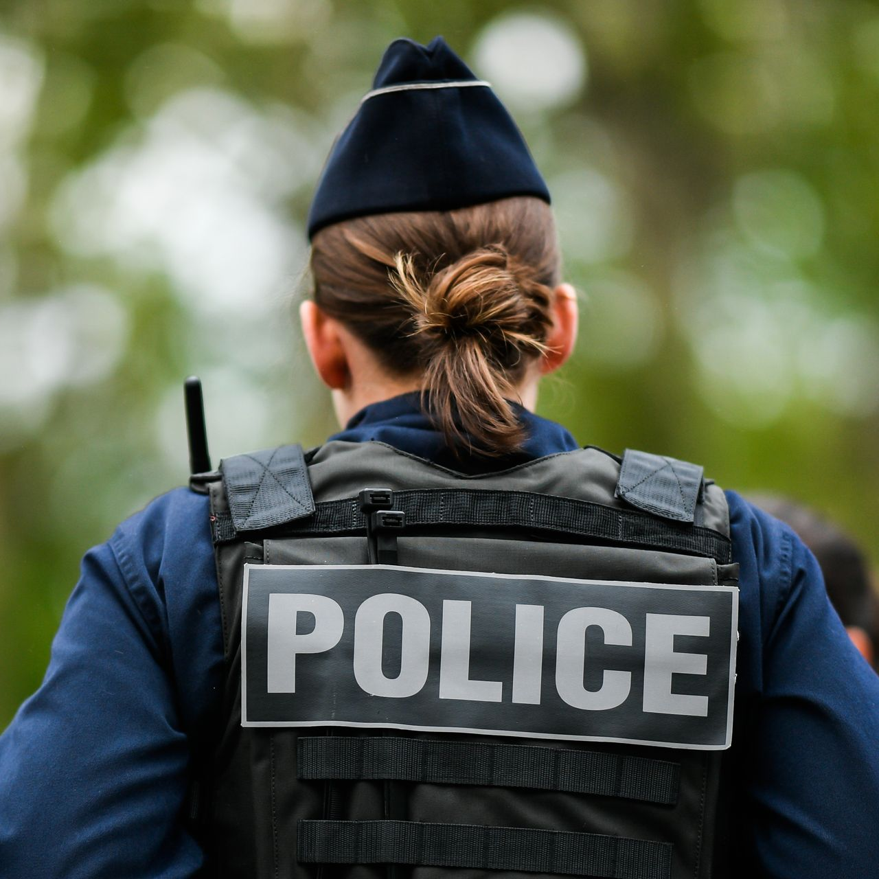 Une policière de dos