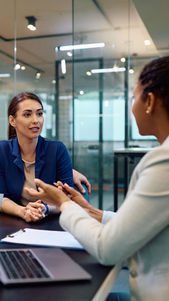 Une banquière discute avec une cliente
