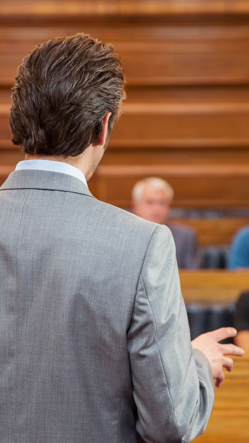 Un avocat plaide dans un tribunal