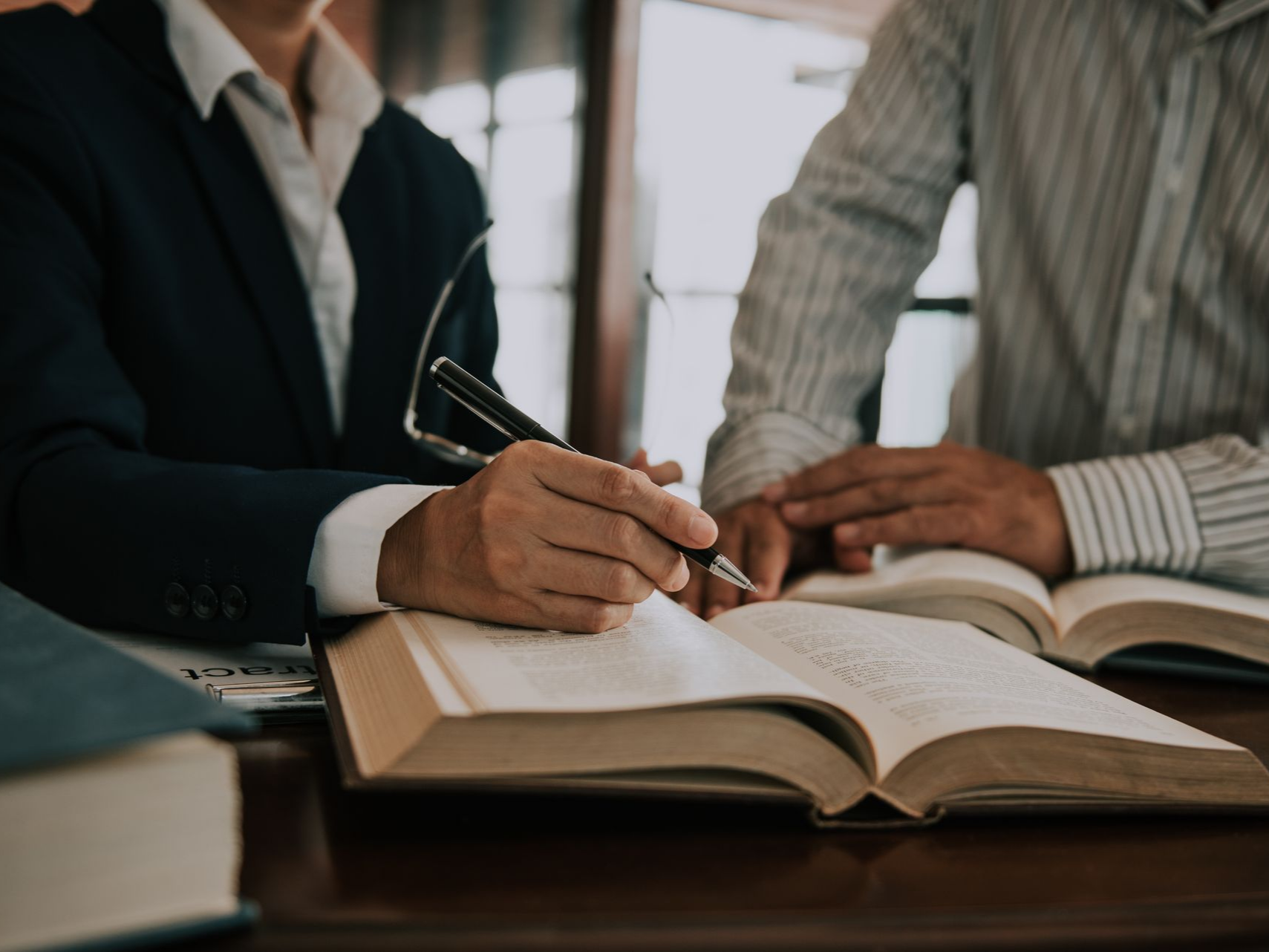 Deux hommes discutent d'un livre de droit