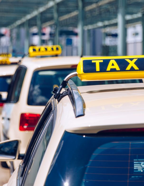 File de taxis devant l'aéroport