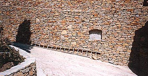 Sables granulats - Mur de pierre