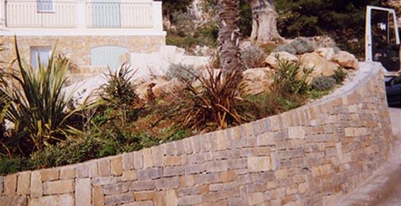 Sables granulats - Mur de pierre