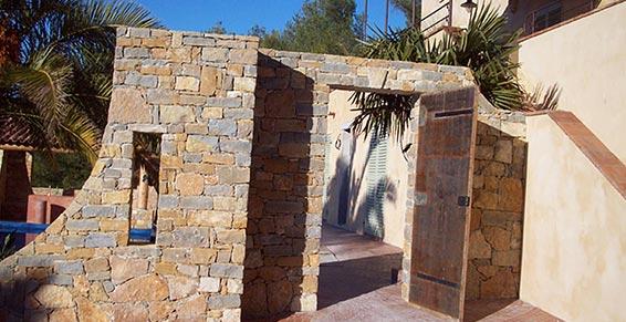 Sables granulats - Mur de pierre