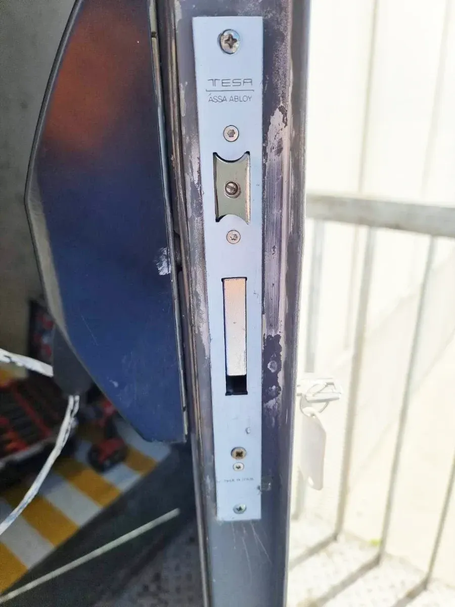 Un primer plano de una cerradura en una puerta.
